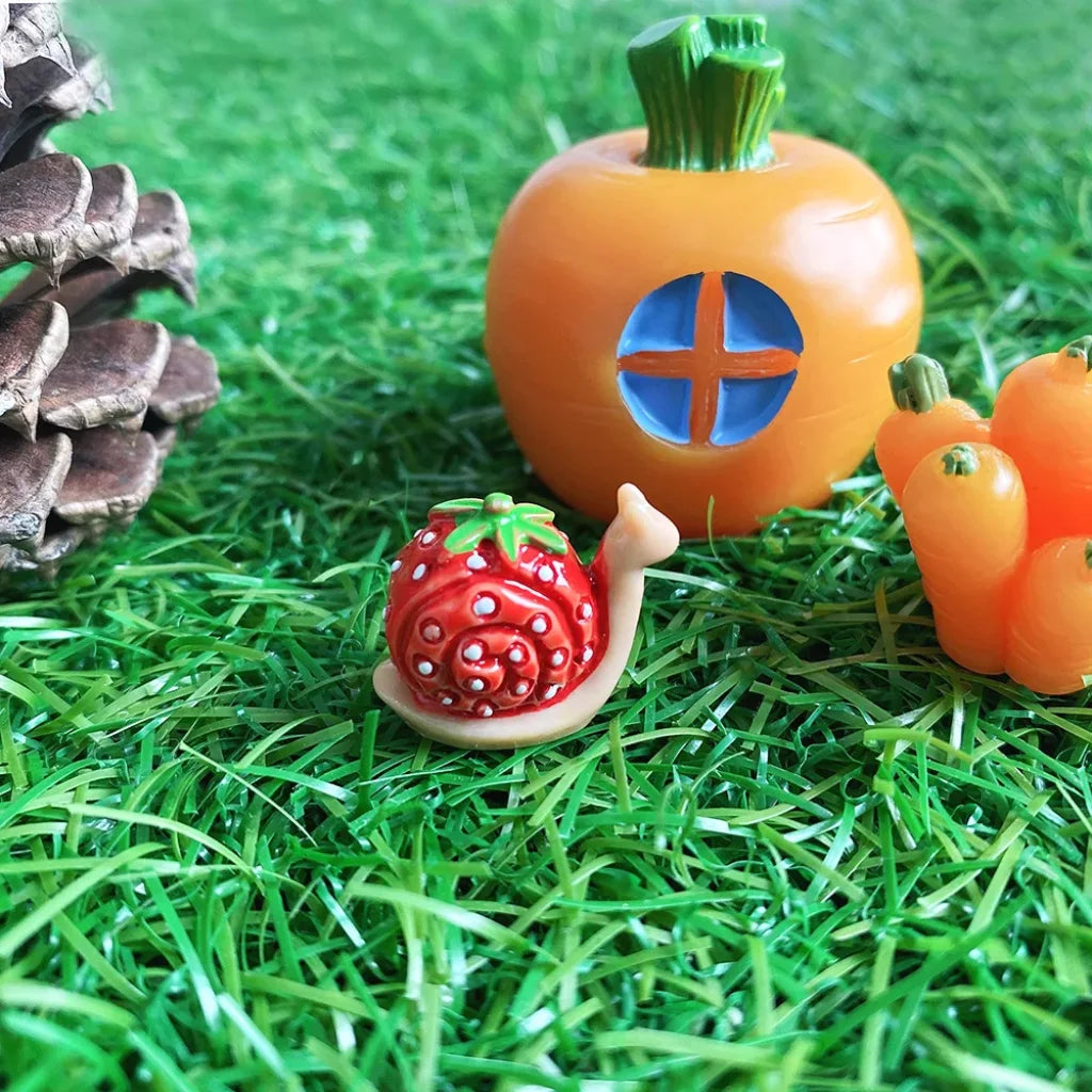 5Pcs Mini Kawaii Resin Strawberry Snail Figurine